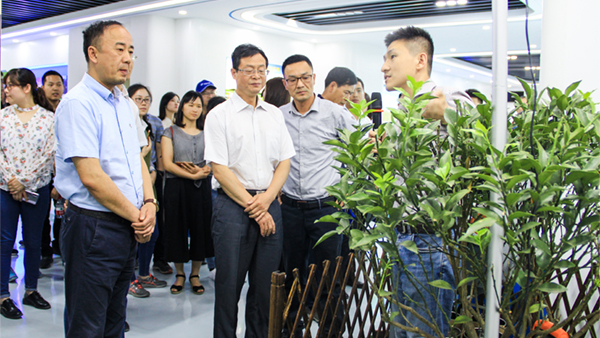 謝主任一行參觀性爱视频在线观看麻豆展廳 謝主任一行參觀性爱视频在线观看麻豆展廳