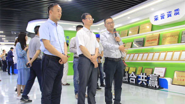 謝主任一行參觀性爱视频在线观看麻豆展廳 謝主任一行參觀性爱视频在线观看麻豆展廳