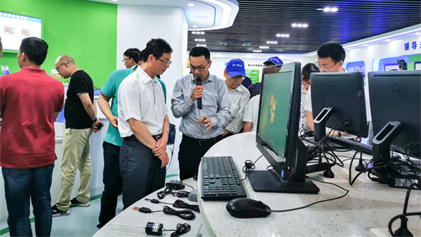 謝主任一行參觀性爱视频在线观看麻豆展廳 謝主任一行參觀性爱视频在线观看麻豆展廳