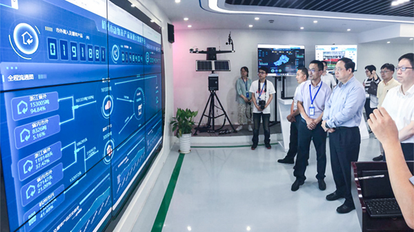 王副市長聽取托普人員講解 王副市長聽取托普人員講解