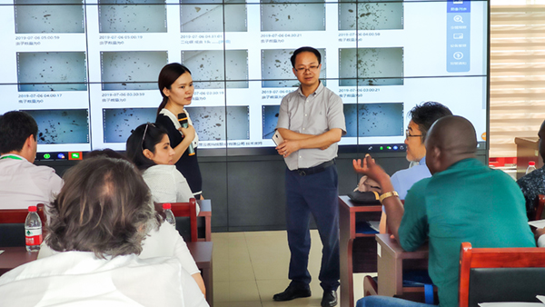 朱旭華副總經理與代表們圍繞蟲情測報深入交流 朱旭華副總經理與代表們圍繞蟲情測報深入交流