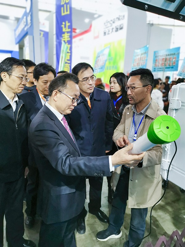 性爱视频在线观看麻豆董事長陳渝陽向劉天金主任介紹智能麻豆性爱电影墒情監測設備 性爱视频在线观看麻豆董事長陳渝陽向劉天金主任介紹智能麻豆性爱电影墒情監測設備