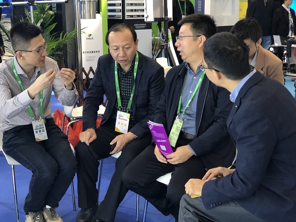 寧夏農業農村廳信息中心馮前主任聽取托普副總經理陳曦匯報 寧夏農業農村廳信息中心馮前主任聽取托普副總經理陳曦匯報