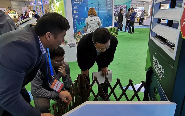 托普工作人員介紹智能裝備 托普工作人員介紹智能裝備