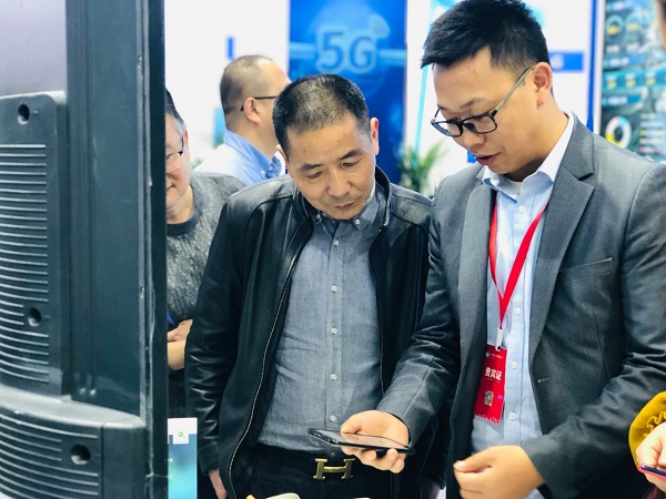 性爱视频在线观看麻豆技術人員為用戶演示見蟲APP 性爱视频在线观看麻豆技術人員為用戶演示見蟲APP