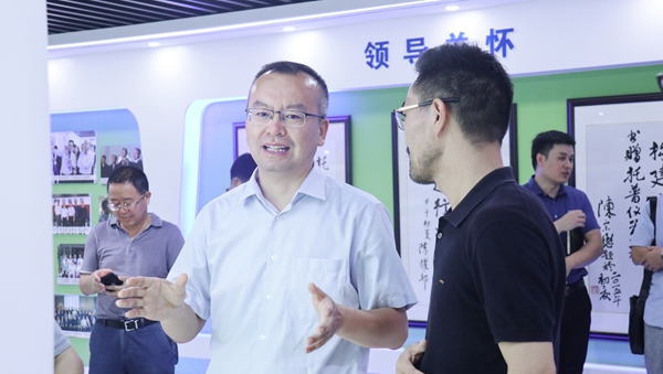 趙喜凱局長參觀性爱视频在线观看麻豆展廳 趙喜凱局長參觀性爱视频在线观看麻豆展廳