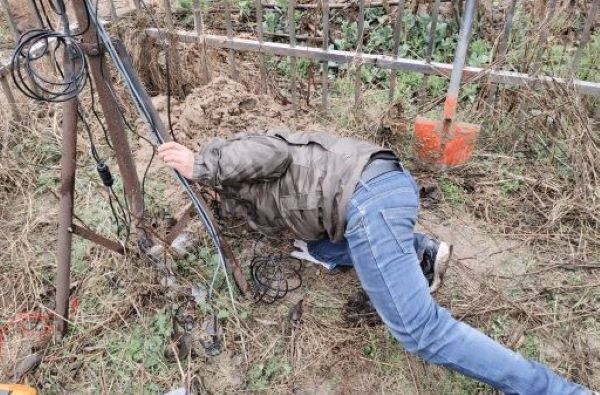 泥潭奮戰方顯“服務本色” 泥潭奮戰方顯“服務本色”