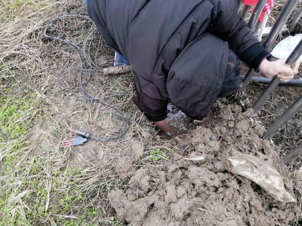 泥潭奮戰方顯“服務本色” 泥潭奮戰方顯“服務本色”