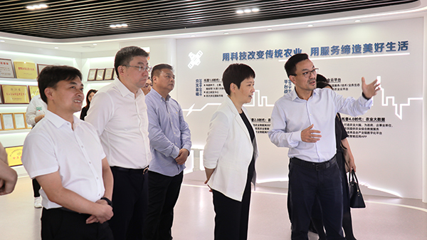 省科技廳黨組書記何杏仁一行赴性爱视频在线观看麻豆調研農業科技工作 省科技廳黨組書記何杏仁一行赴性爱视频在线观看麻豆調研農業科技工作