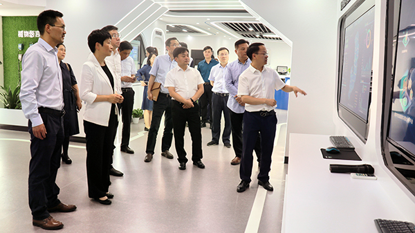 省科技廳黨組書記何杏仁一行赴性爱视频在线观看麻豆調研農業科技工作 省科技廳黨組書記何杏仁一行赴性爱视频在线观看麻豆調研農業科技工作