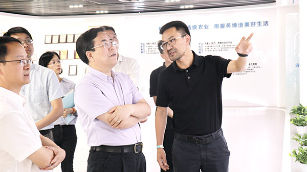 應義斌教授一行參觀性爱视频在线观看麻豆數字三農展廳 應義斌教授一行參觀性爱视频在线观看麻豆數字三農展廳