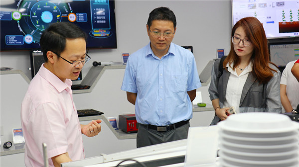 王建軍一行參觀性爱视频在线观看麻豆數字展廳 王建軍一行參觀性爱视频在线观看麻豆數字展廳